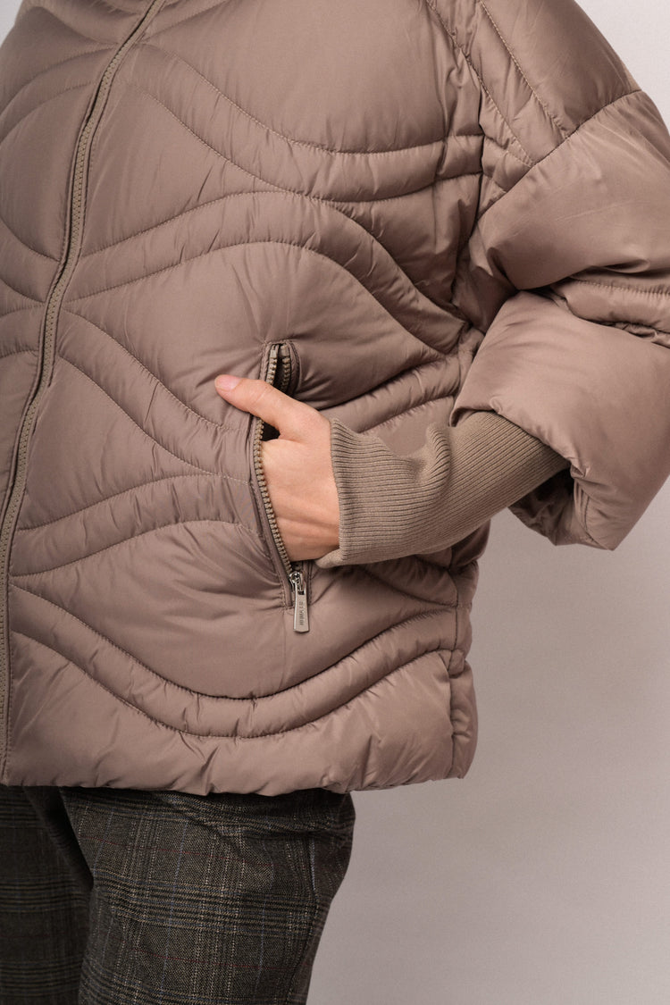 Piumino corto tortora con maxi collo
