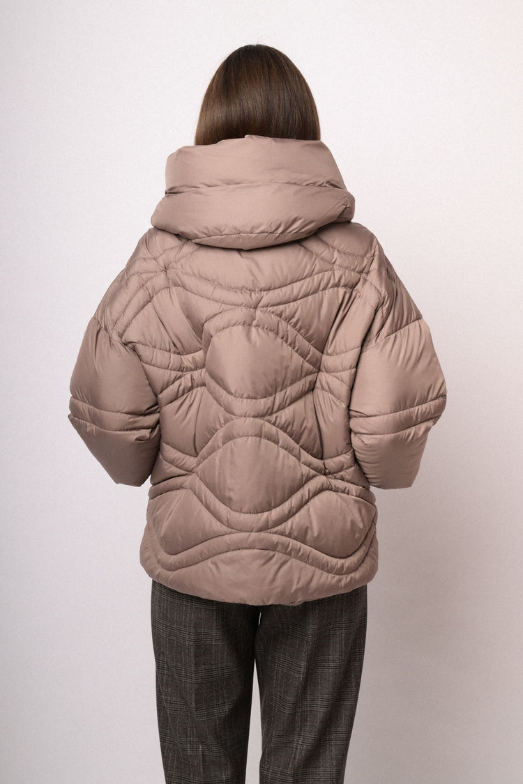 Piumino corto tortora con maxi collo