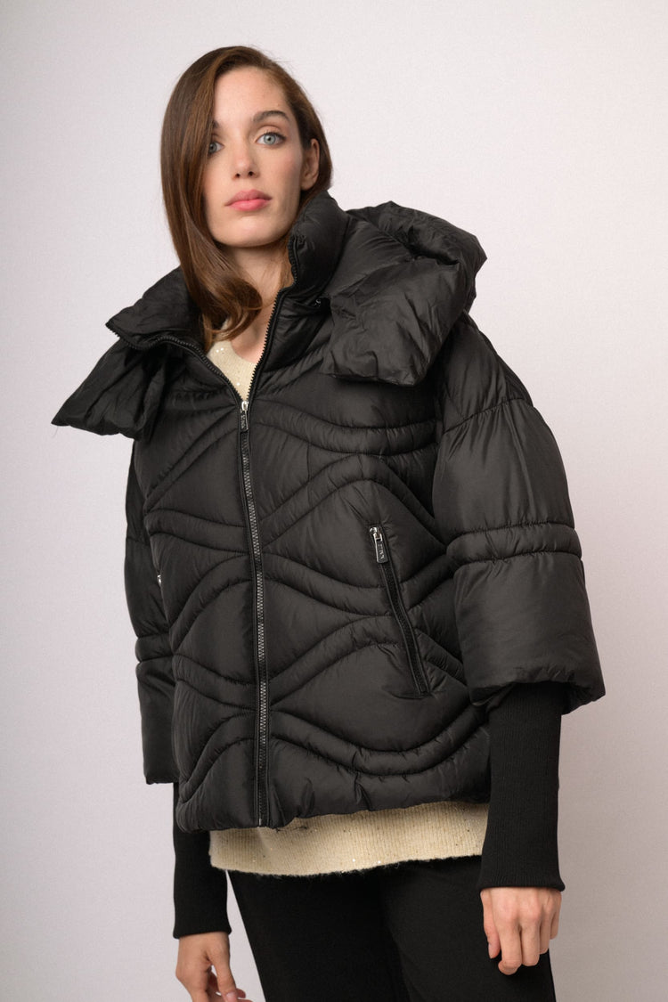 Piumino corto nero con maxi collo