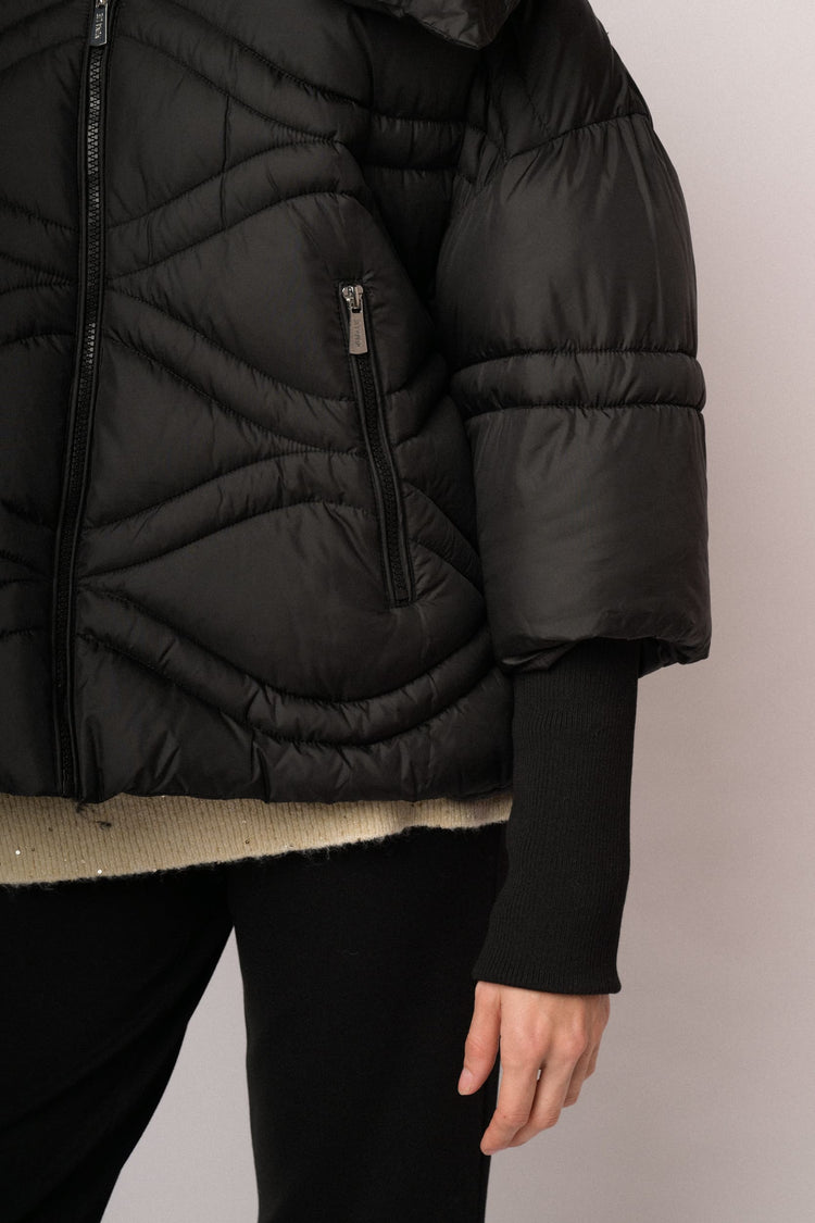 Piumino corto nero con maxi collo