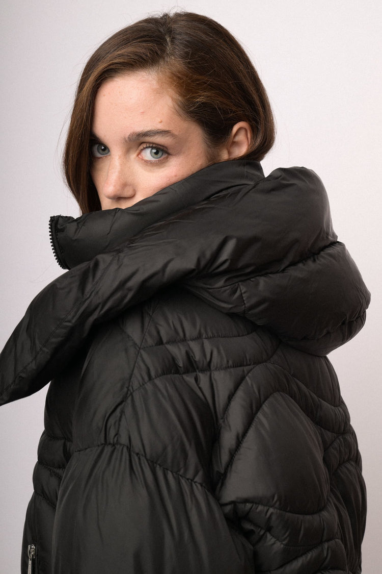Piumino corto nero con maxi collo