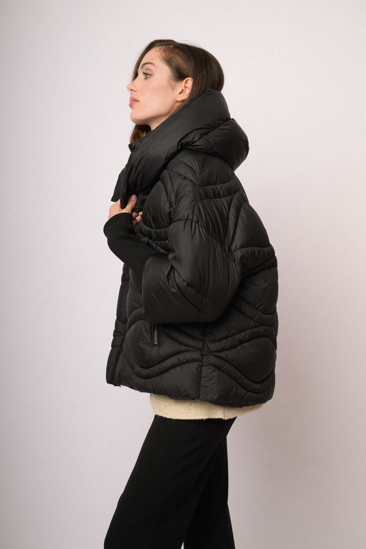 Piumino corto nero con maxi collo