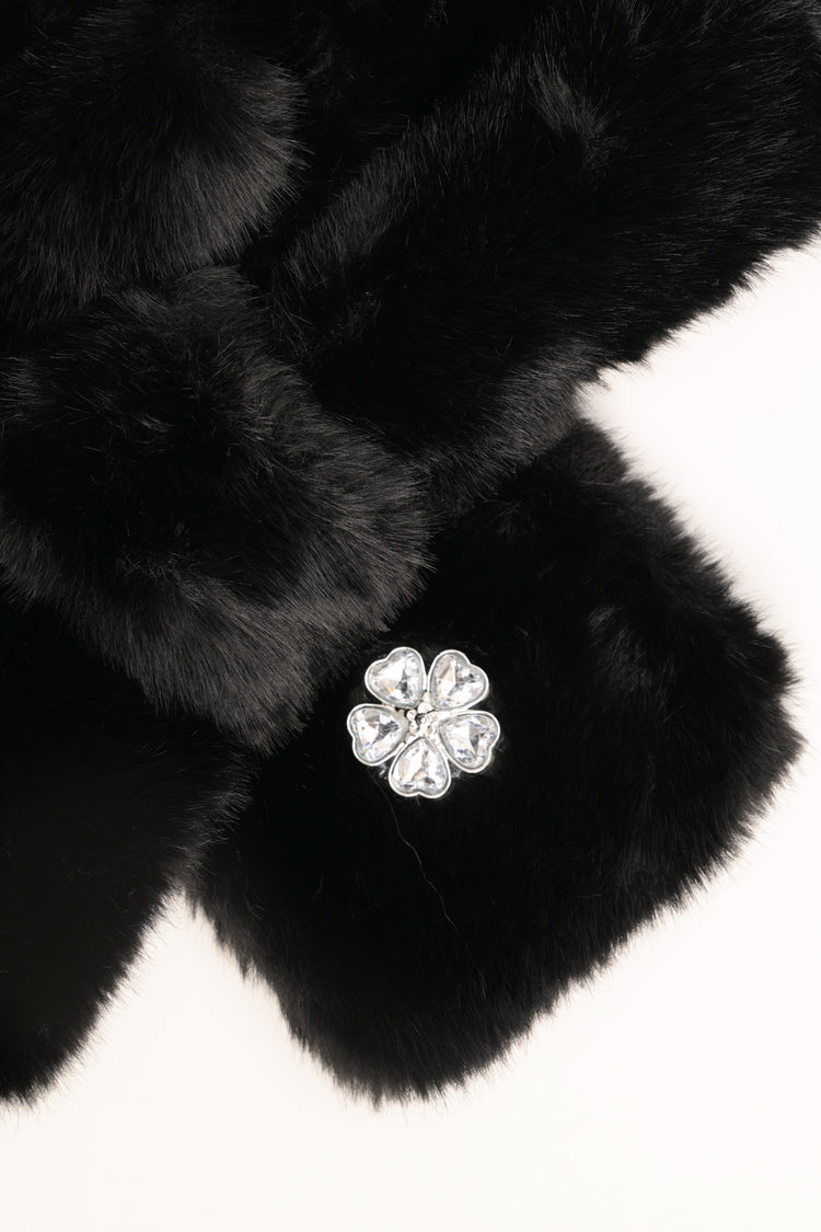 Collo peloso con fiore gioiello nero