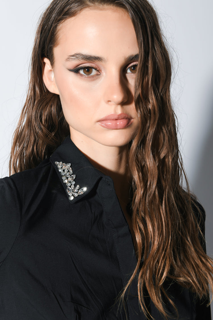 Camicia con strass al colletto
