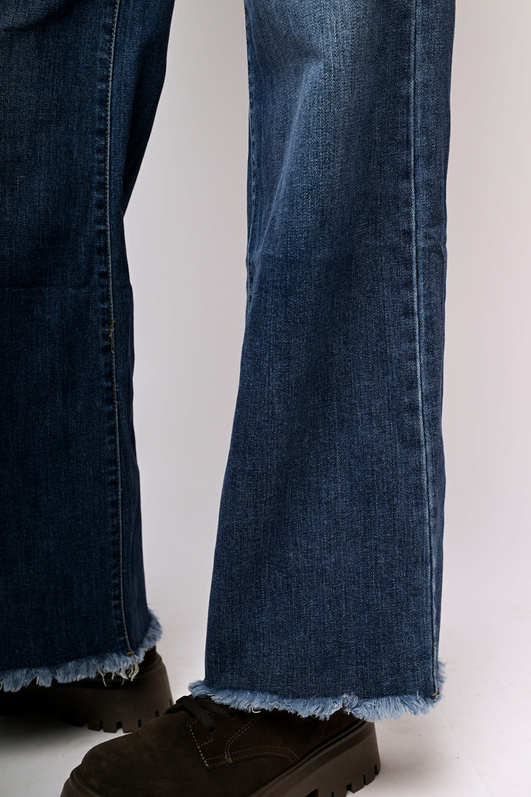 Jeans con cintura e orlo sfrangiato