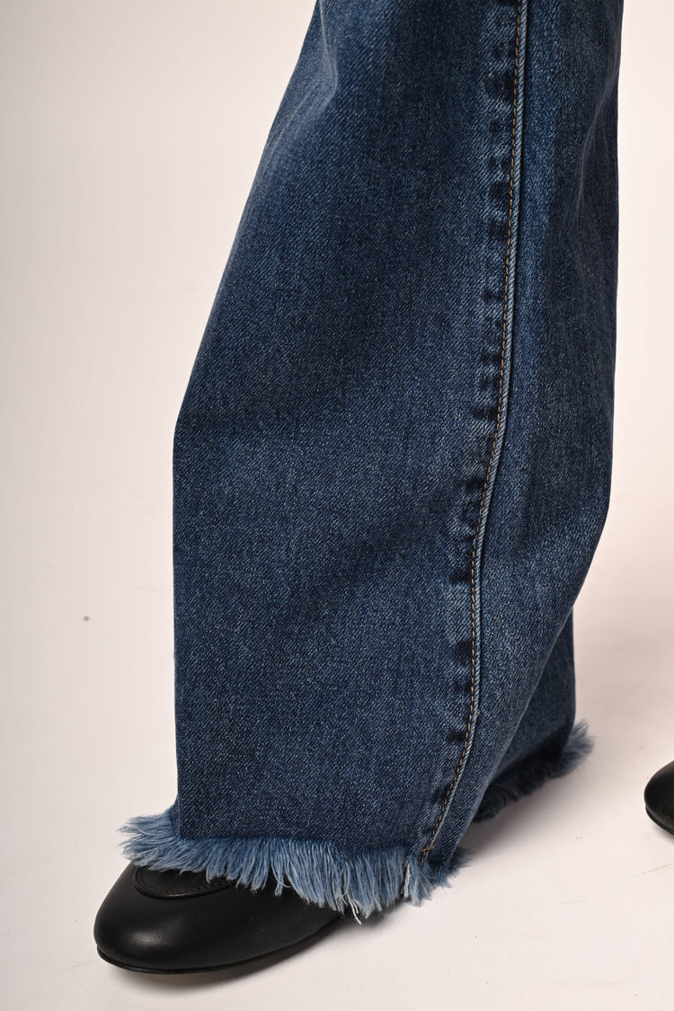 Jeans a zampa con orlo sfrangiato