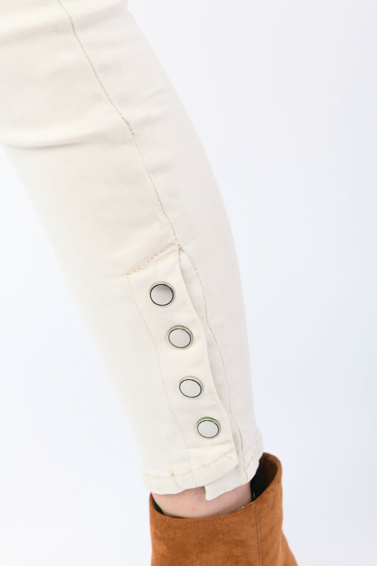 Pantaloni skinny con bottoni