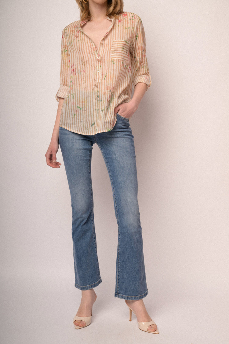 Jeans in denim azzurro a gamba svasata con bottoni gioiello