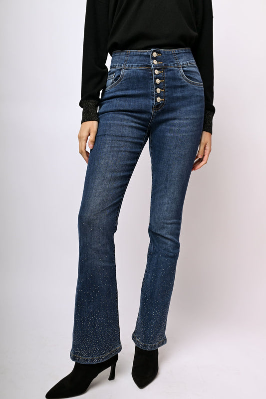 Jeans svasati con bottoni gioiello e strass