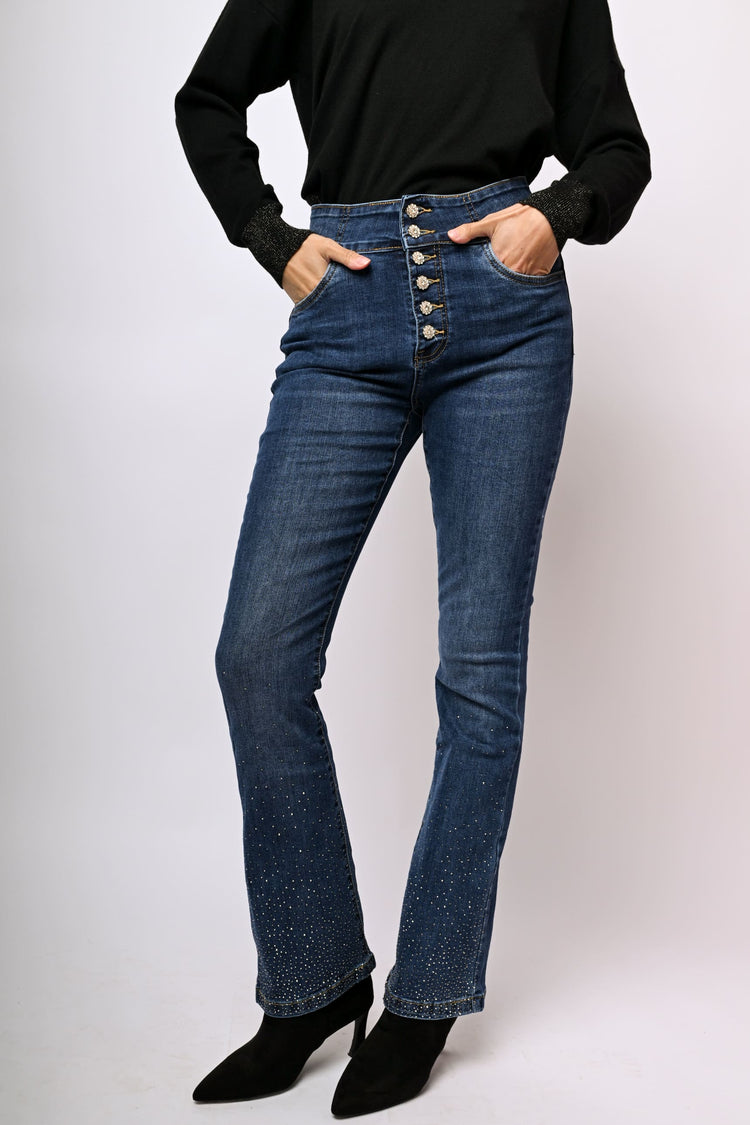 Jeans svasati con bottoni gioiello e strass