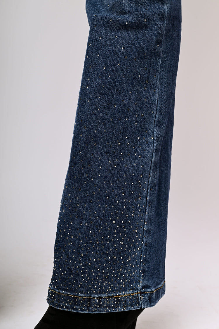 Jeans svasati con bottoni gioiello e strass