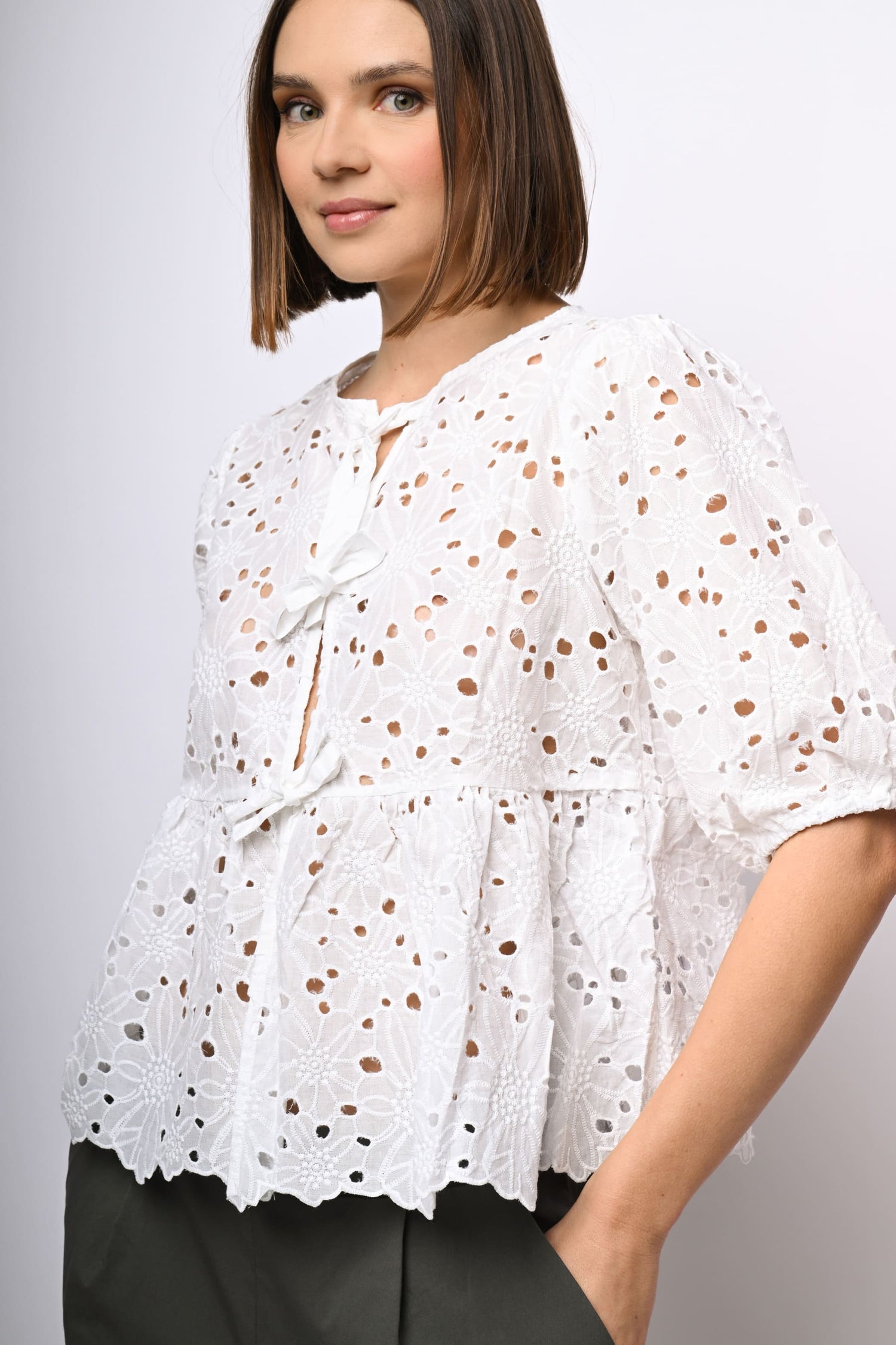 Blusa in pizzo Sangallo con laccetti