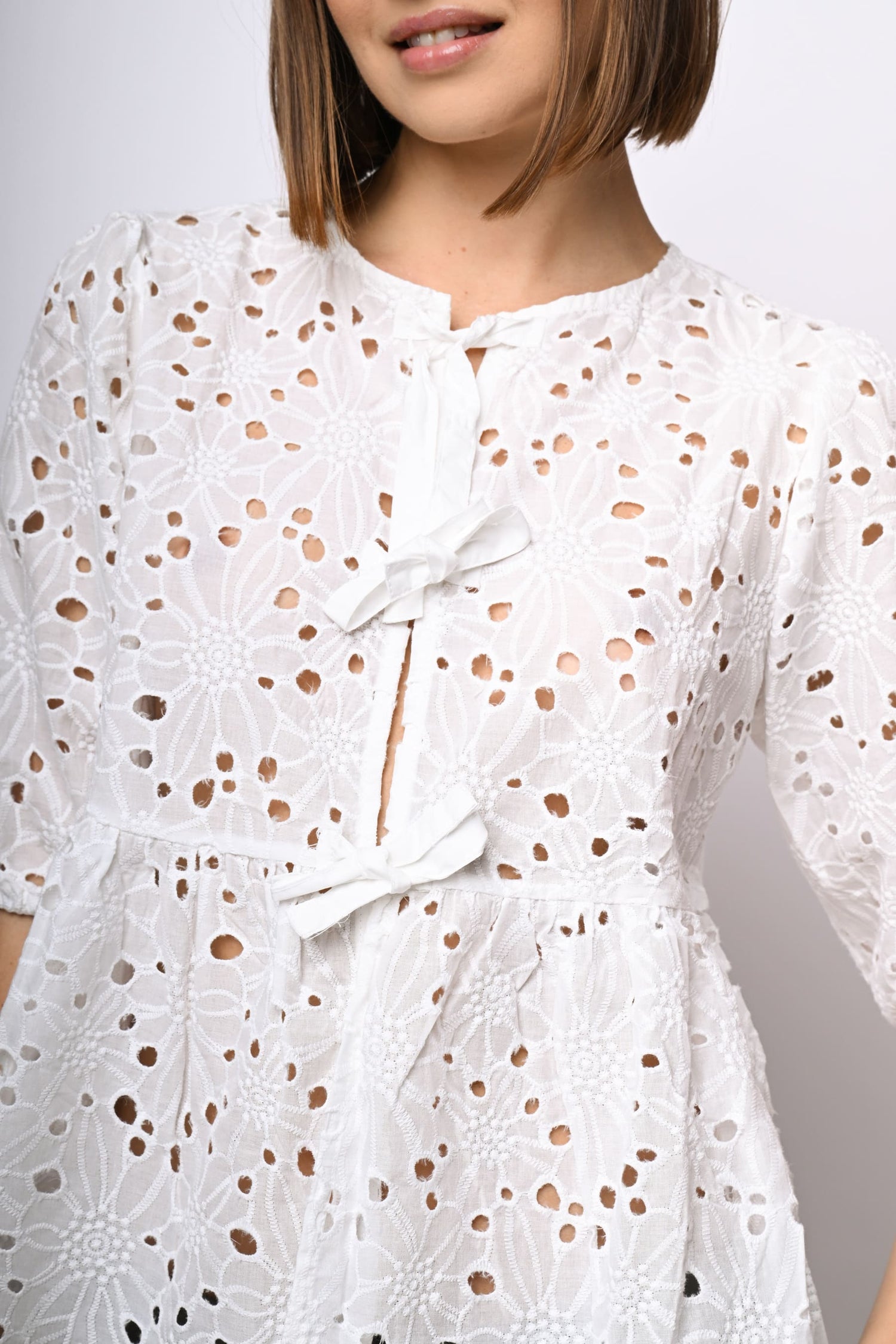 Blusa in pizzo Sangallo con laccetti - Main Image