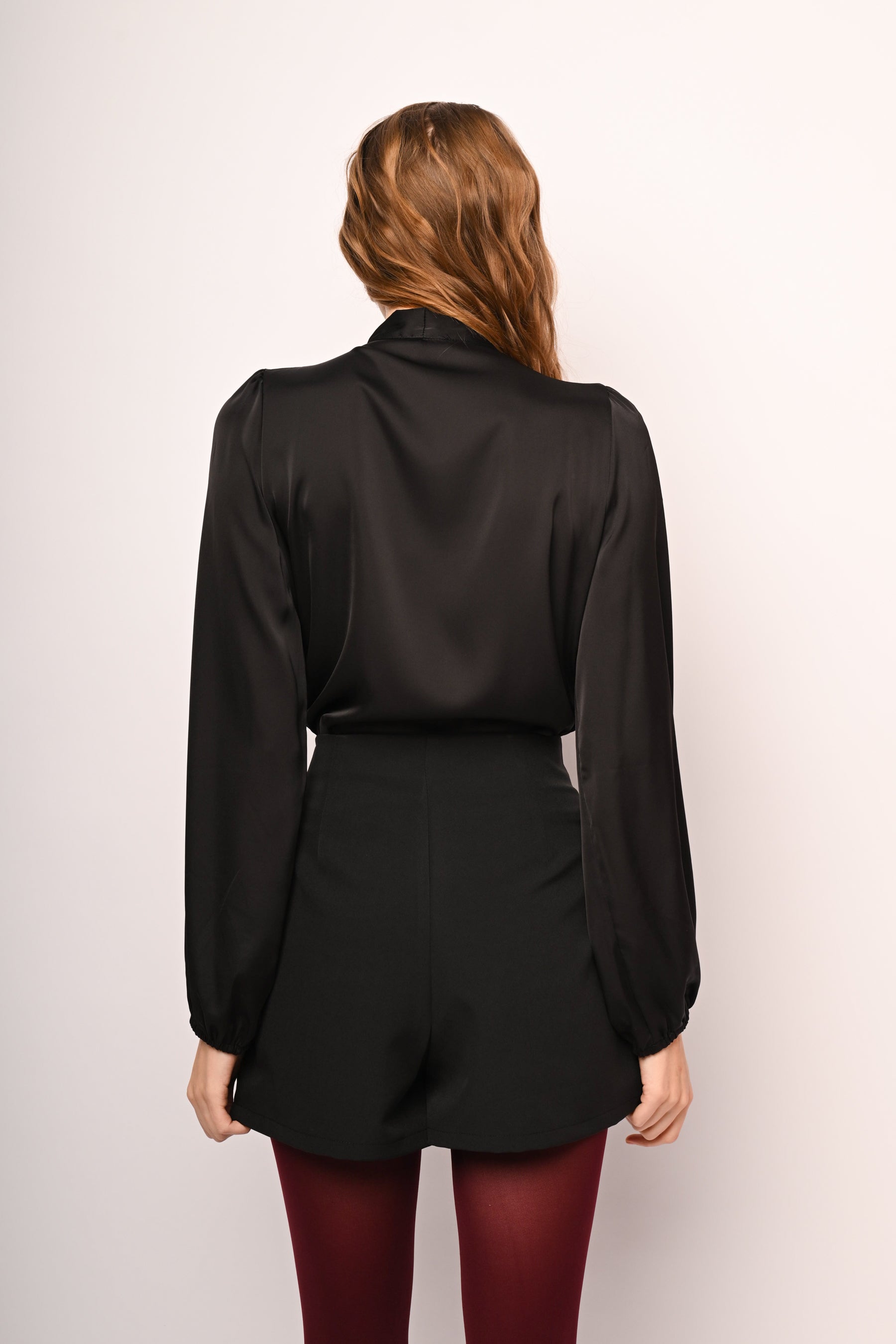 Blusa in raso con laccio e spilla