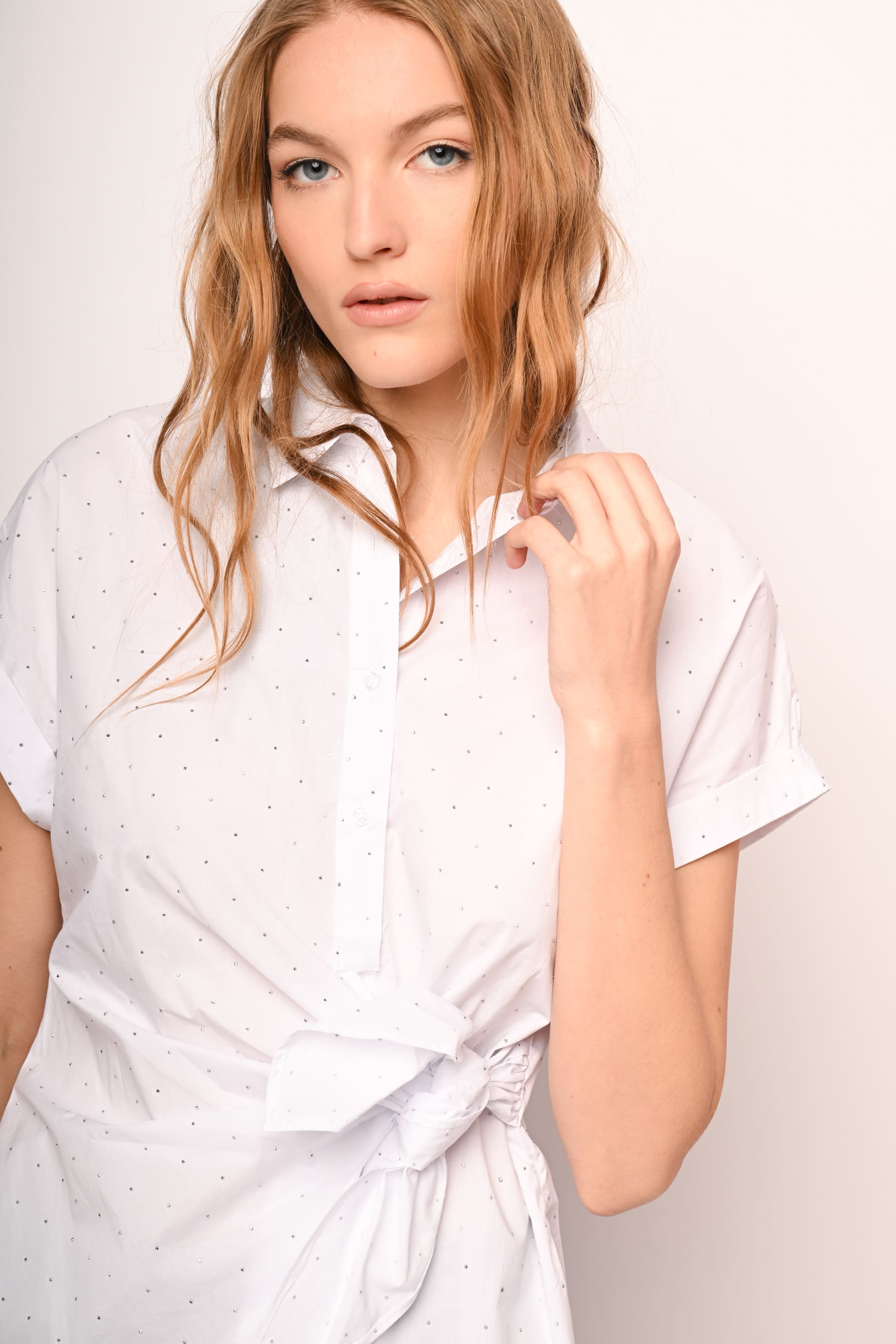 Camicia con nodo e mini borchie