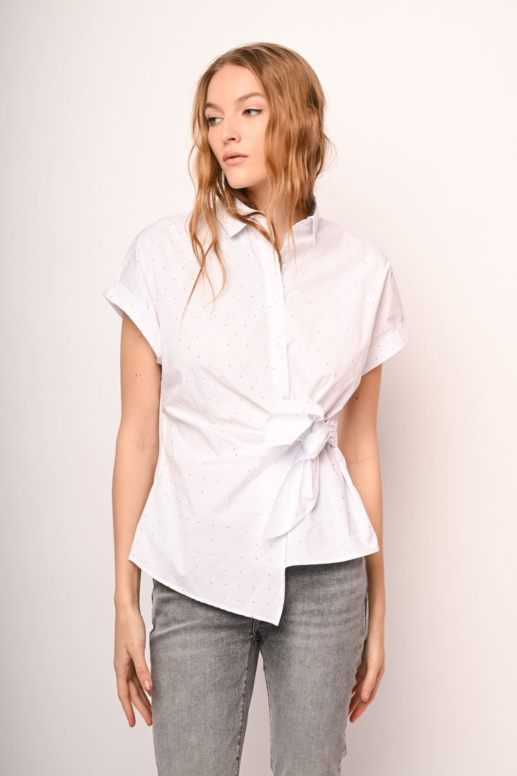 Camicia con nodo e mini borchie