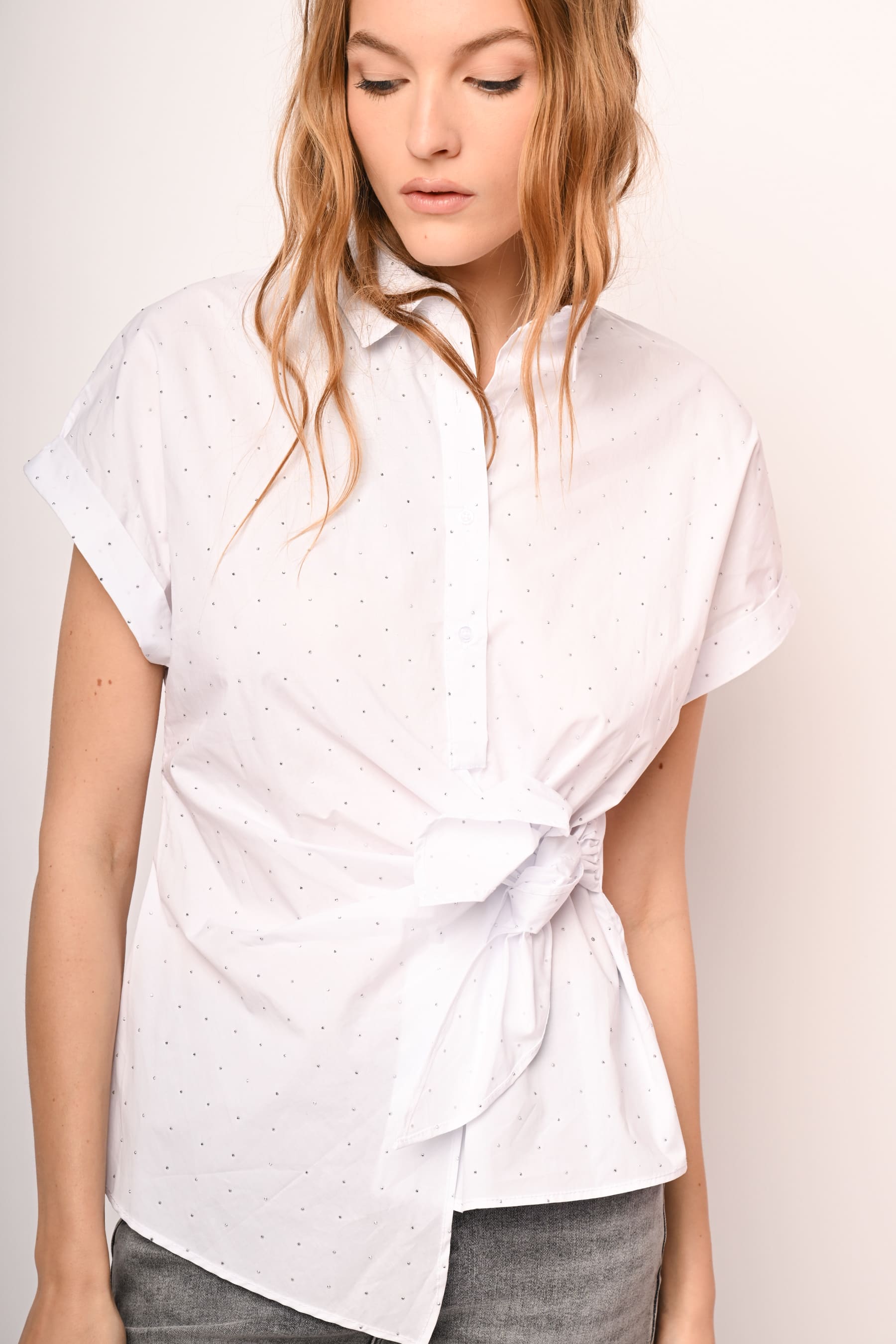 Camicia con nodo e mini borchie