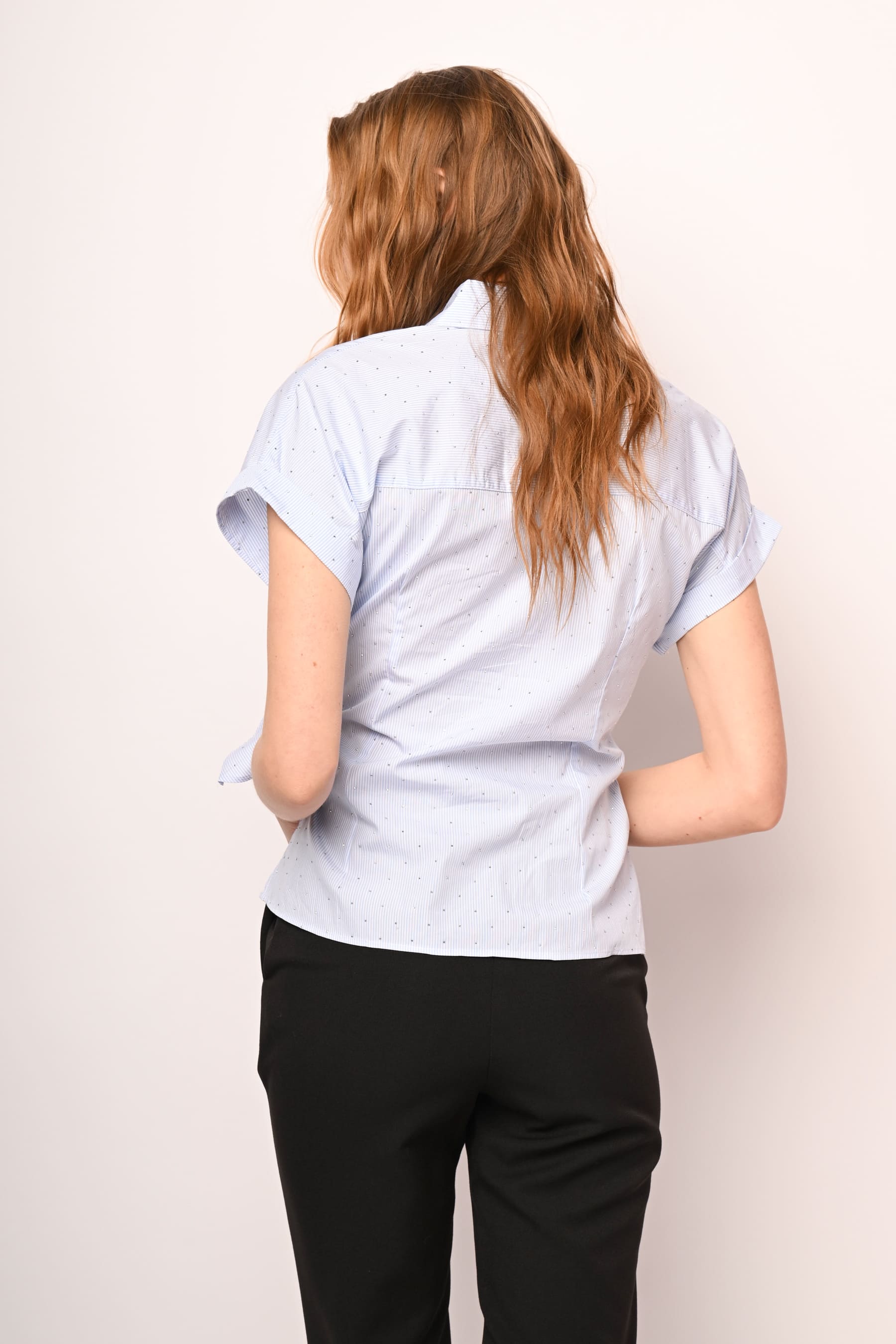 Camicia a righe con nodo e mini borchie