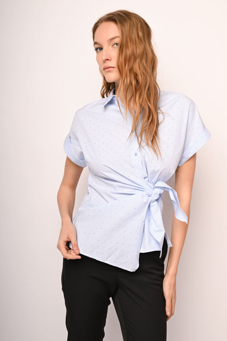 Camicia a righe con nodo e mini borchie