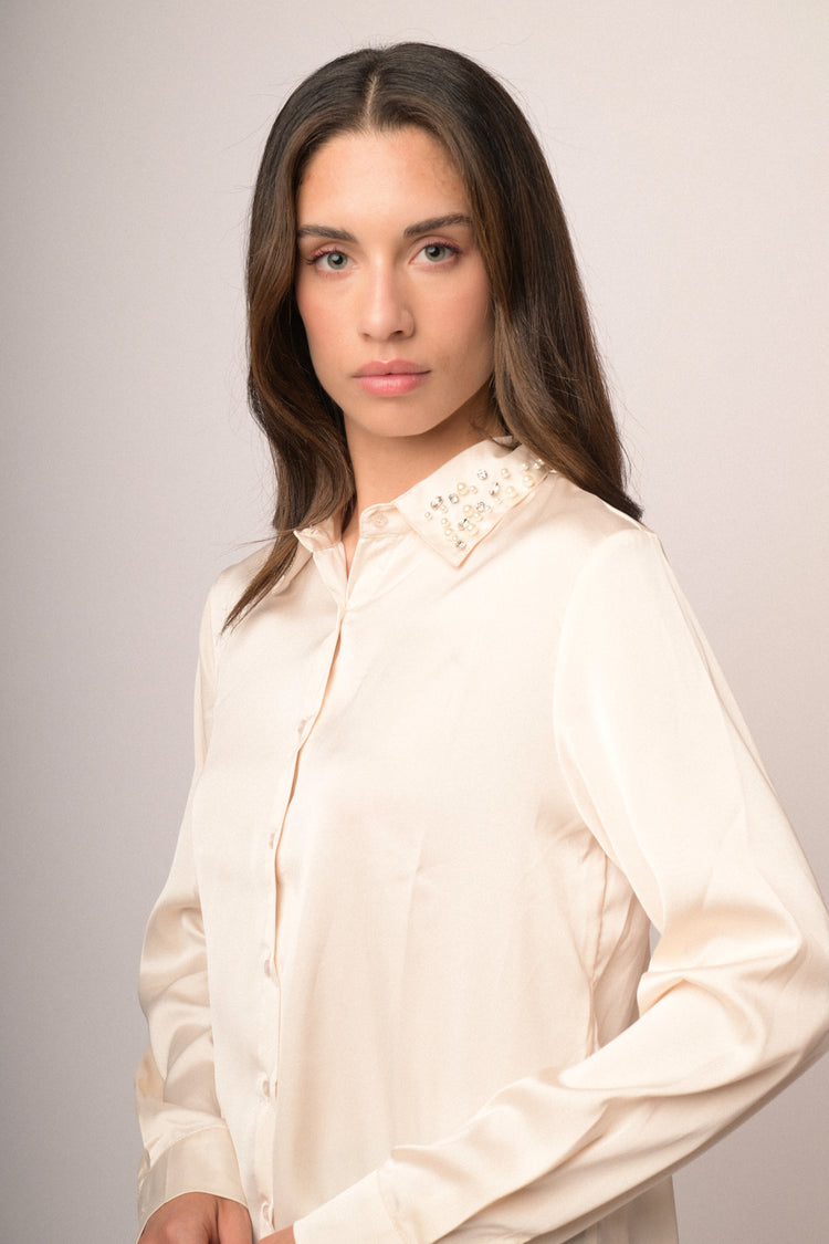 Camicia lucida con strass collo