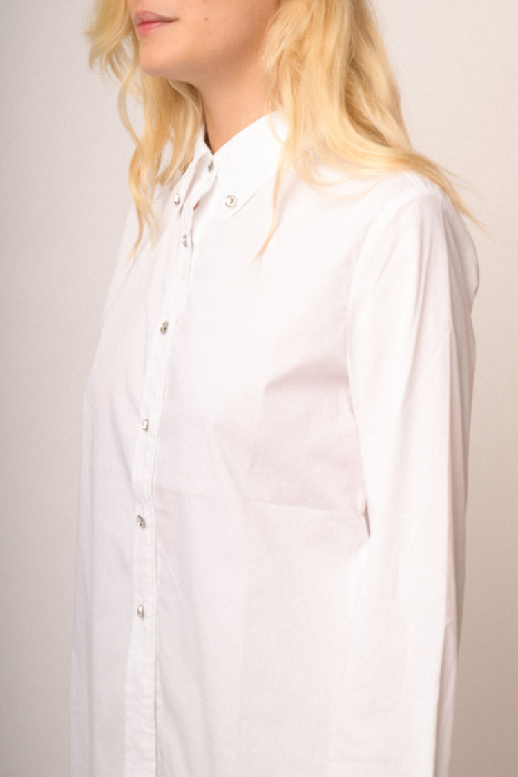 Camicia over con bottoni preziosi