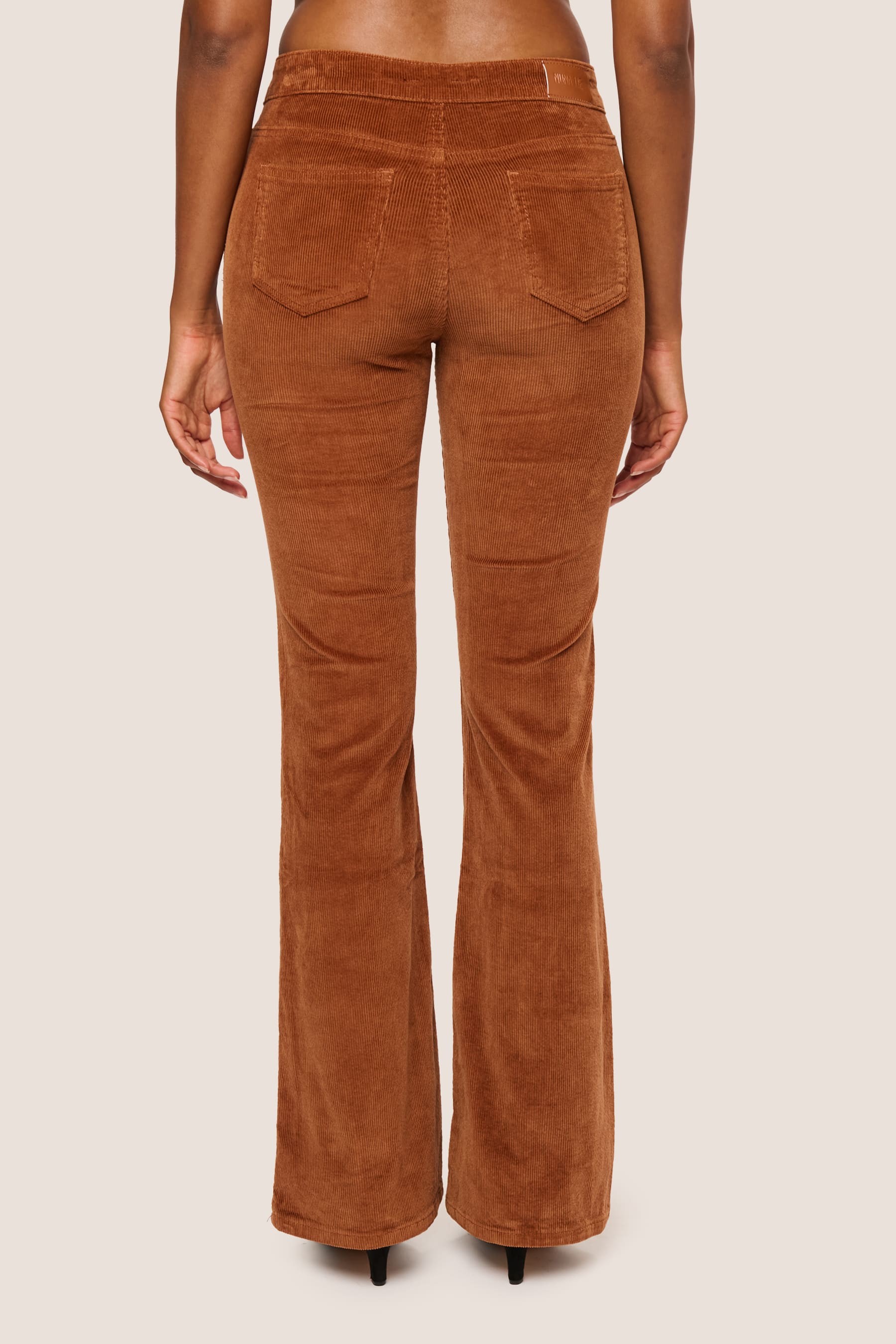 Pantaloni svasati in velluto a coste