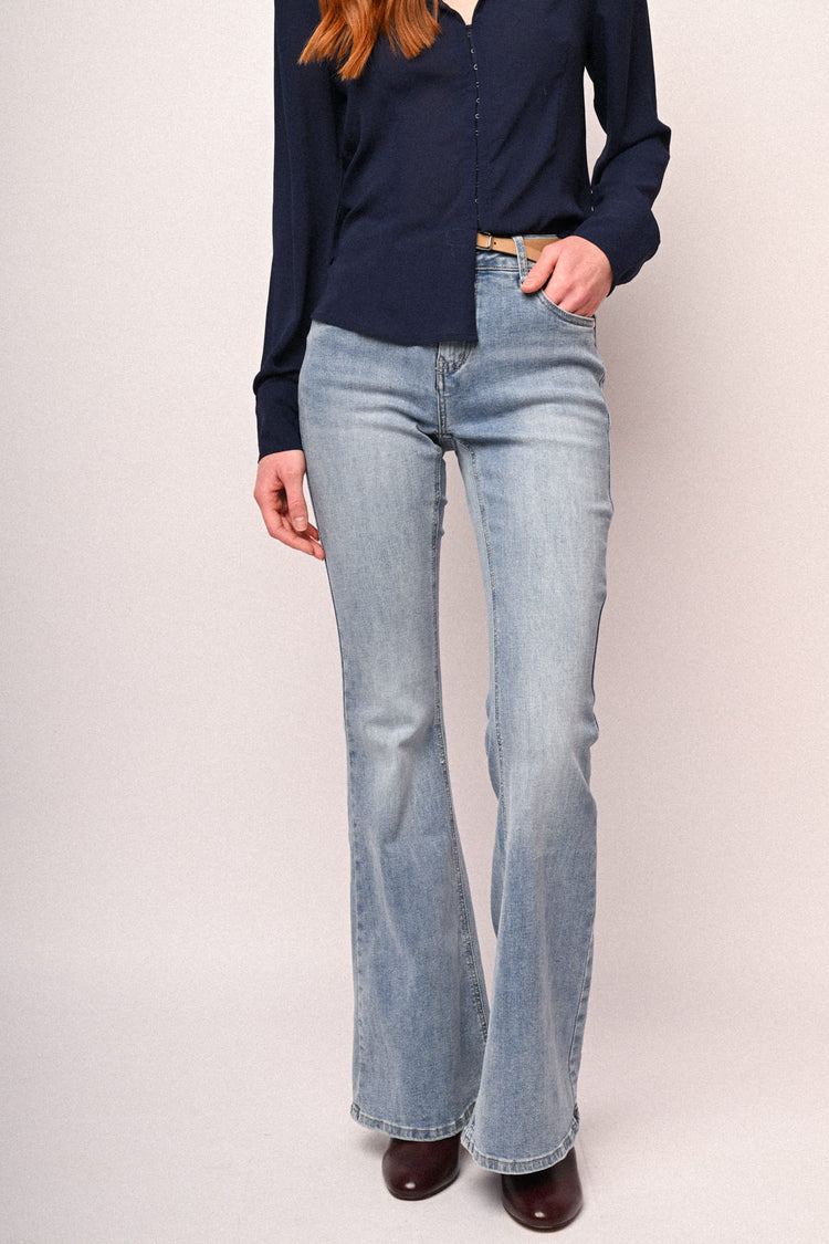 Jeans zampa con cintura