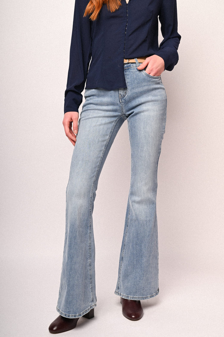 Jeans zampa con cintura
