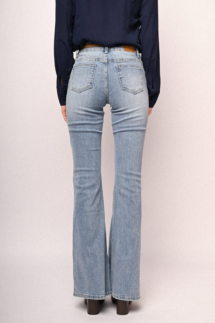 Jeans zampa con cintura