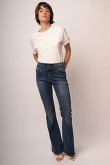 Jeans zampa scuro con scritte ricamate