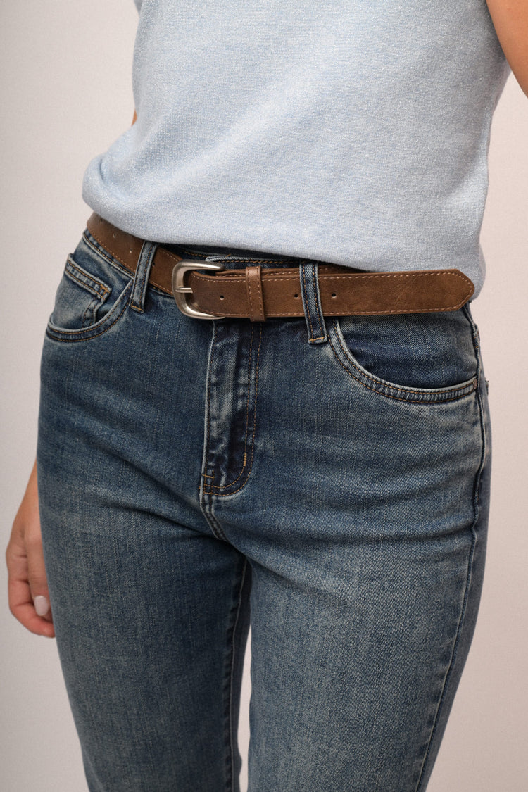 Jeans regular scuro con cintura