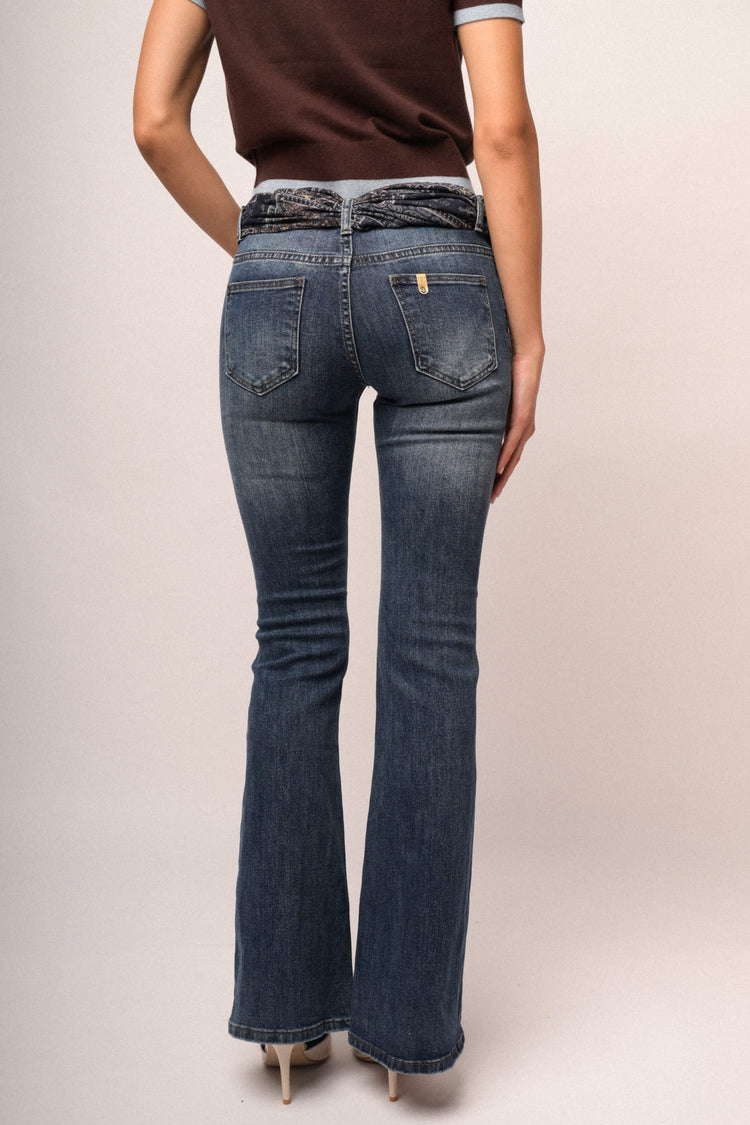 Jeans zampa con foulard