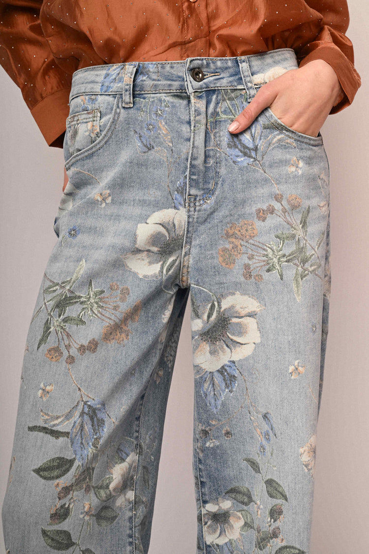 Jeans baggy in denim azzurro a stampa floreale