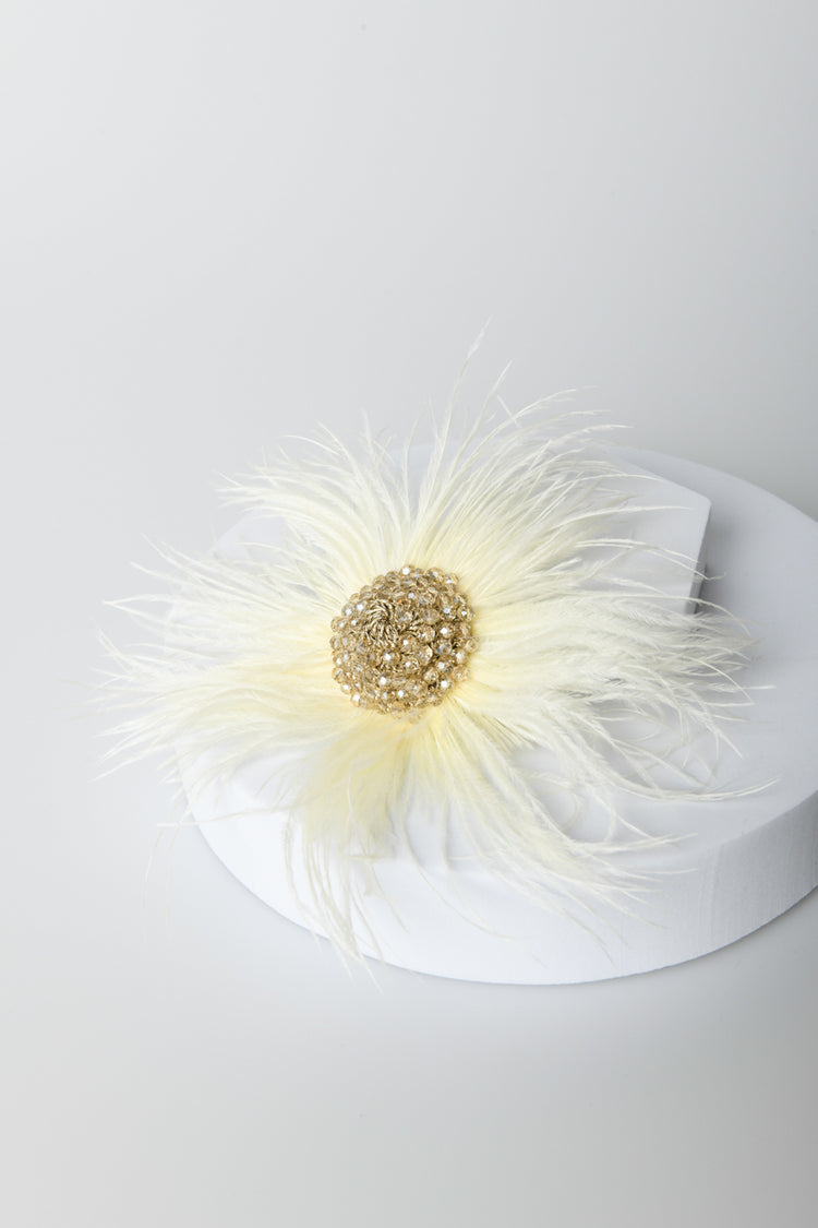 Spilla a fiore con piume