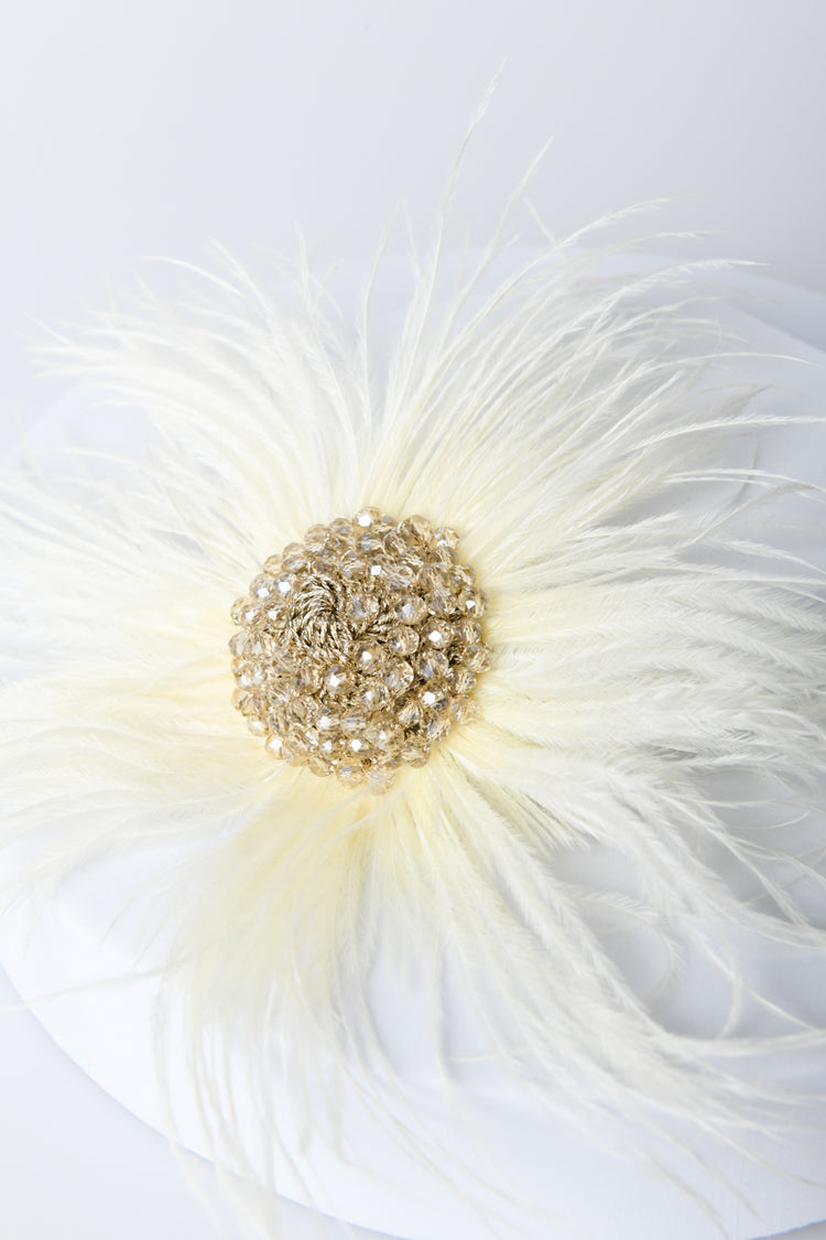 Spilla a fiore con piume