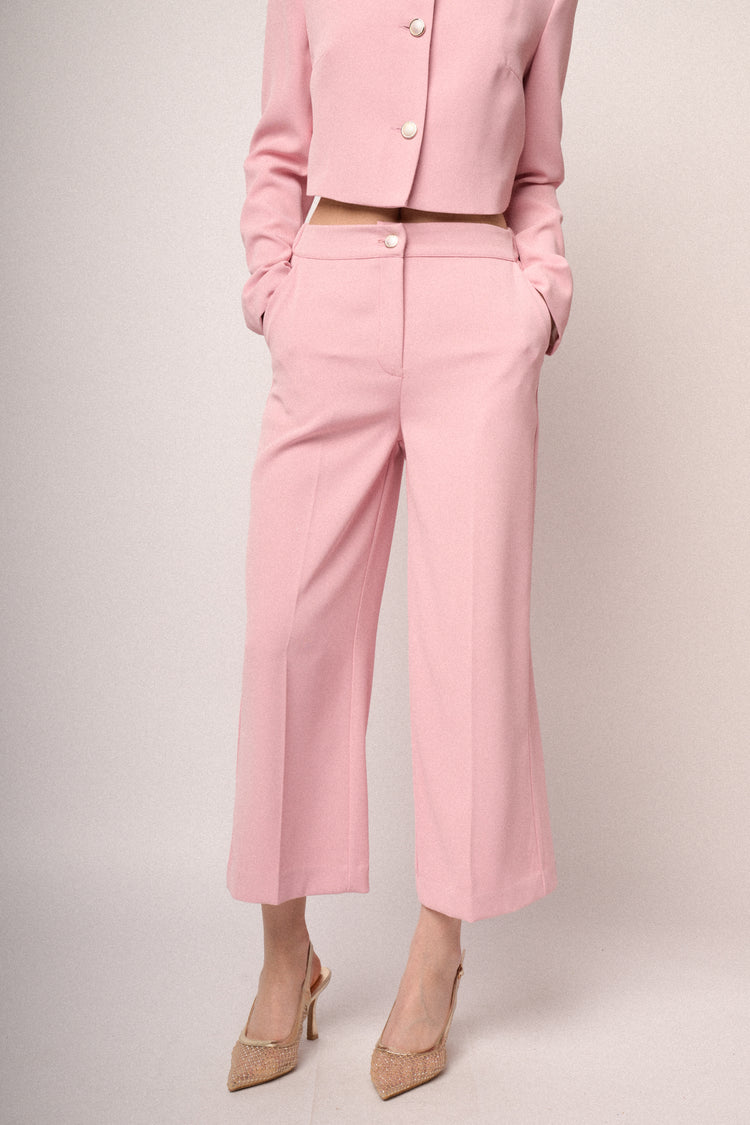Pantaloni crop rosa con bottone gioiello
