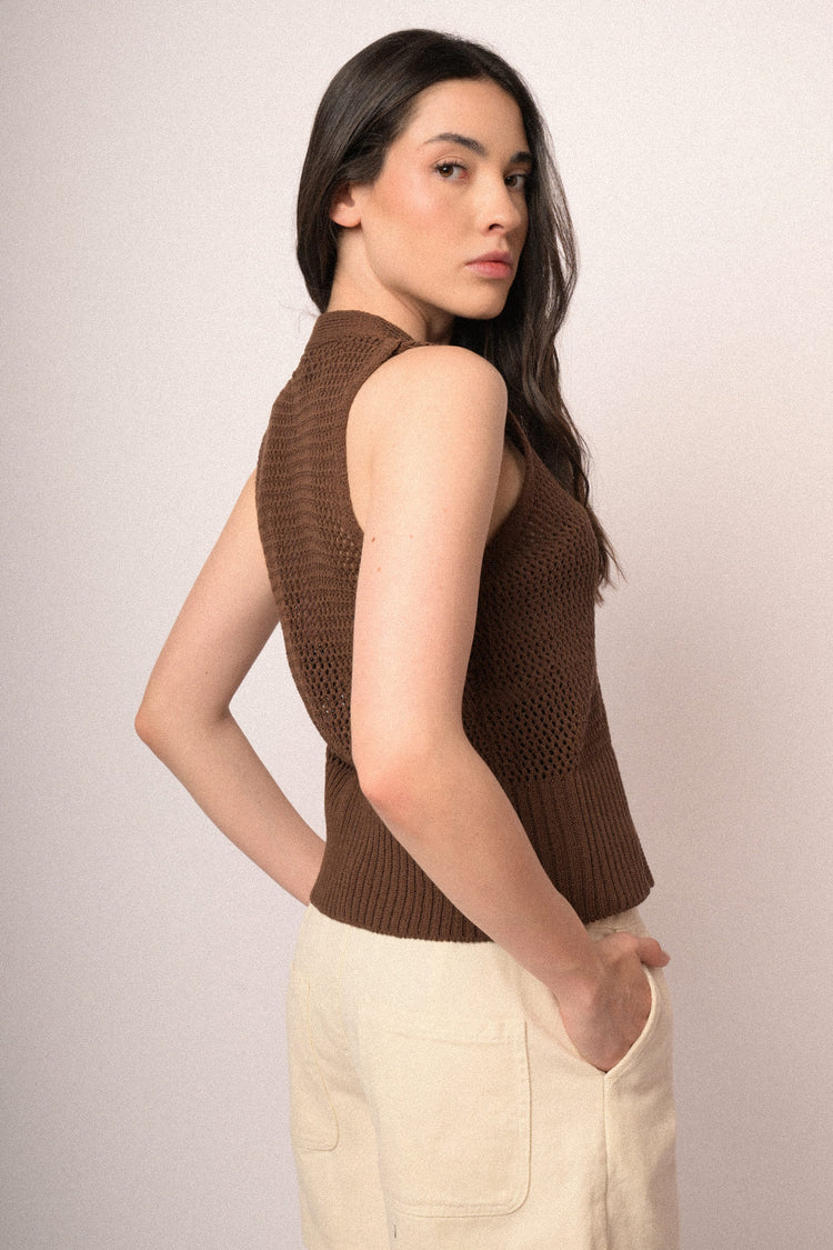 Gilet in maglia traforata cioccolato con bottone-gioiello