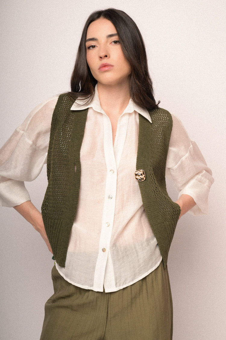 Gilet in maglia traforata oliva con bottone-gioiello