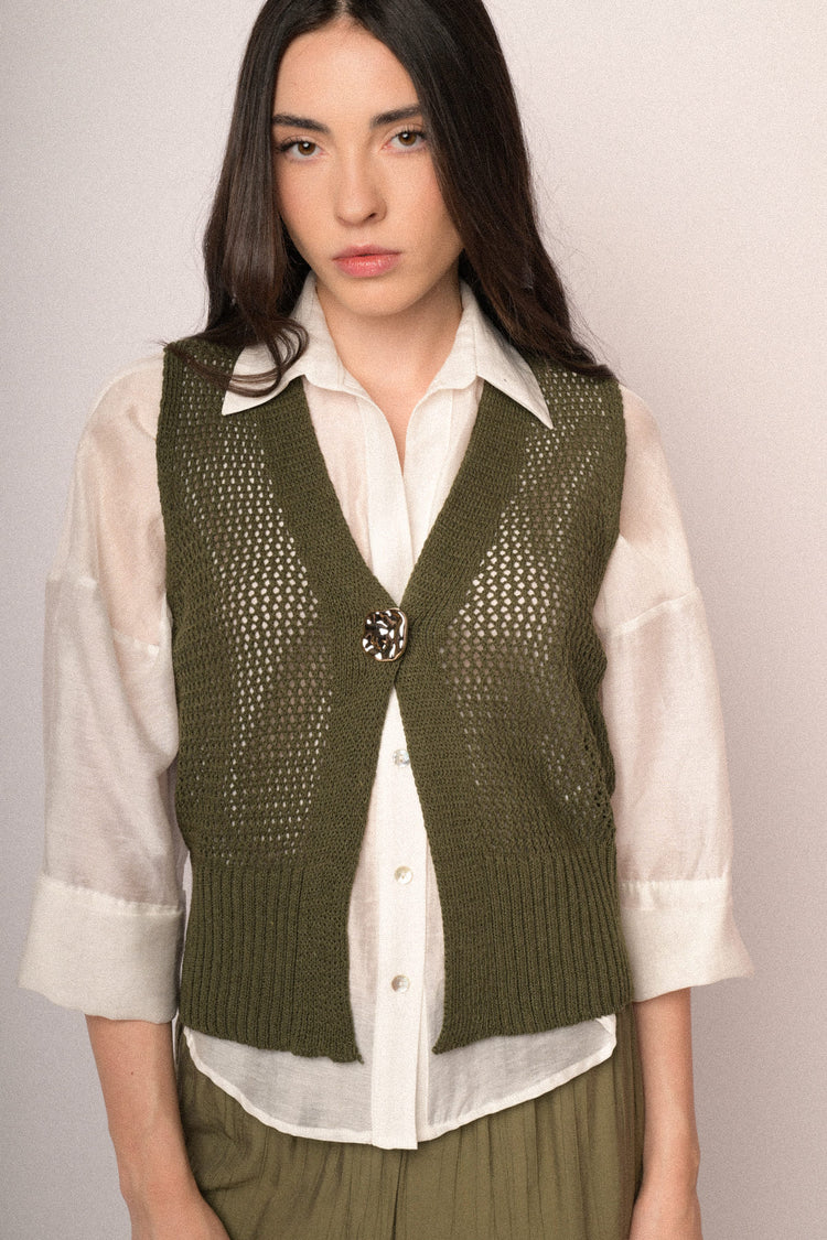 Gilet in maglia traforata oliva con bottone-gioiello