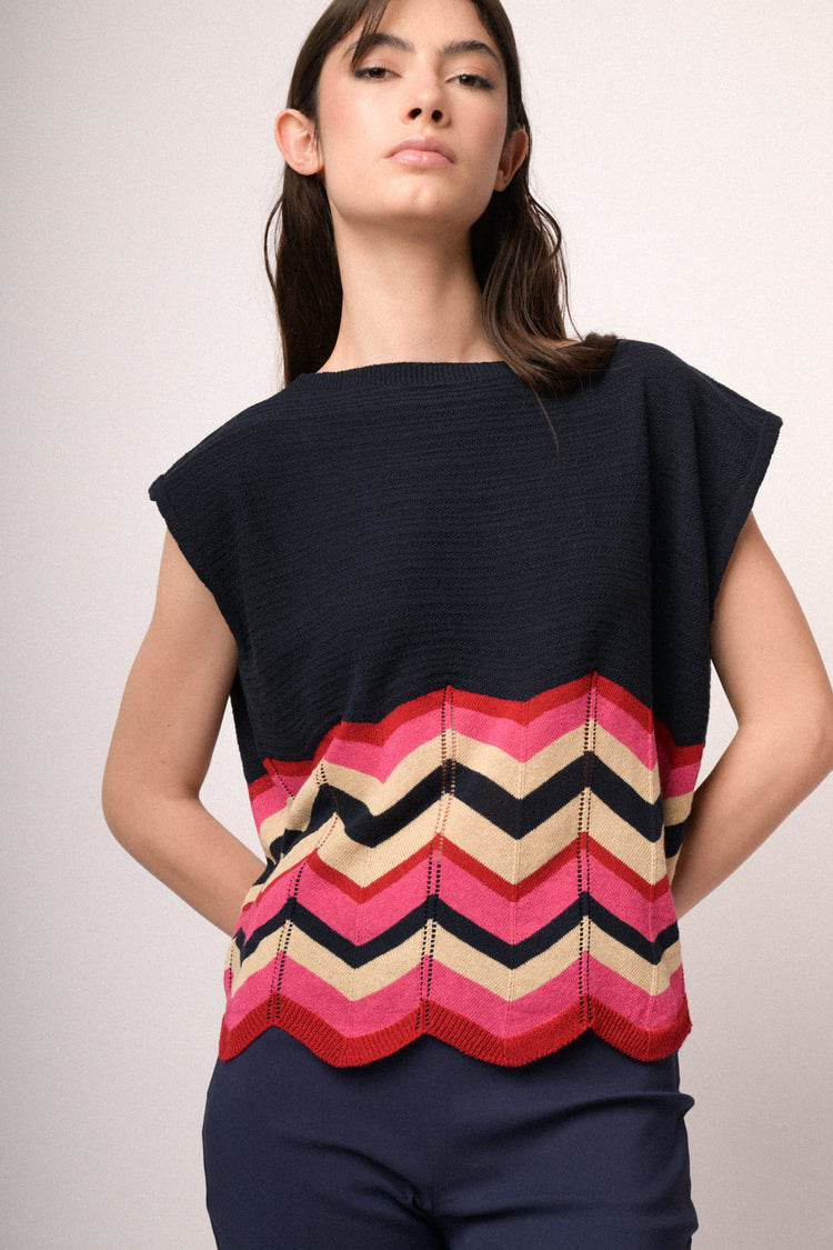 Top in maglia blu con righe zig-zag multicolor