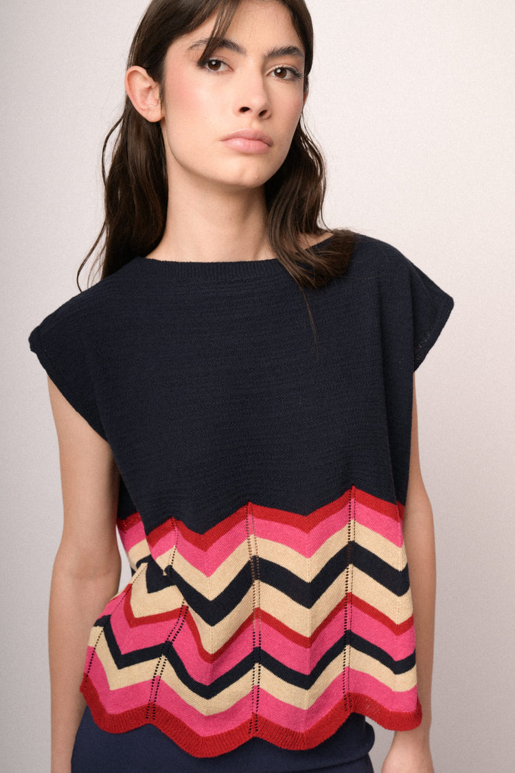 Top in maglia blu con righe zig-zag multicolor