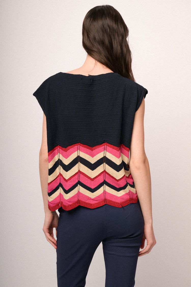 Top in maglia blu con righe zig-zag multicolor