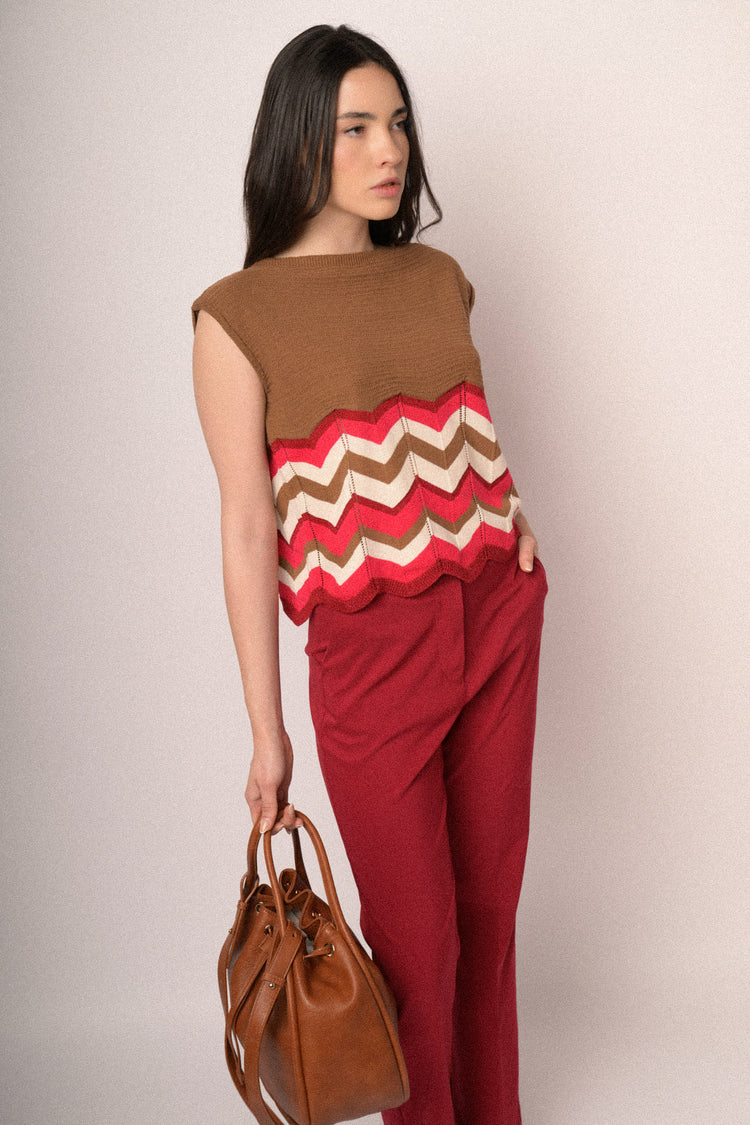Top in maglia marrone con righe zig-zag multicolor