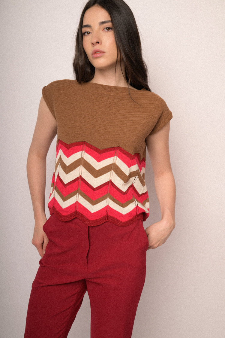 Top in maglia marrone con righe zig-zag multicolor