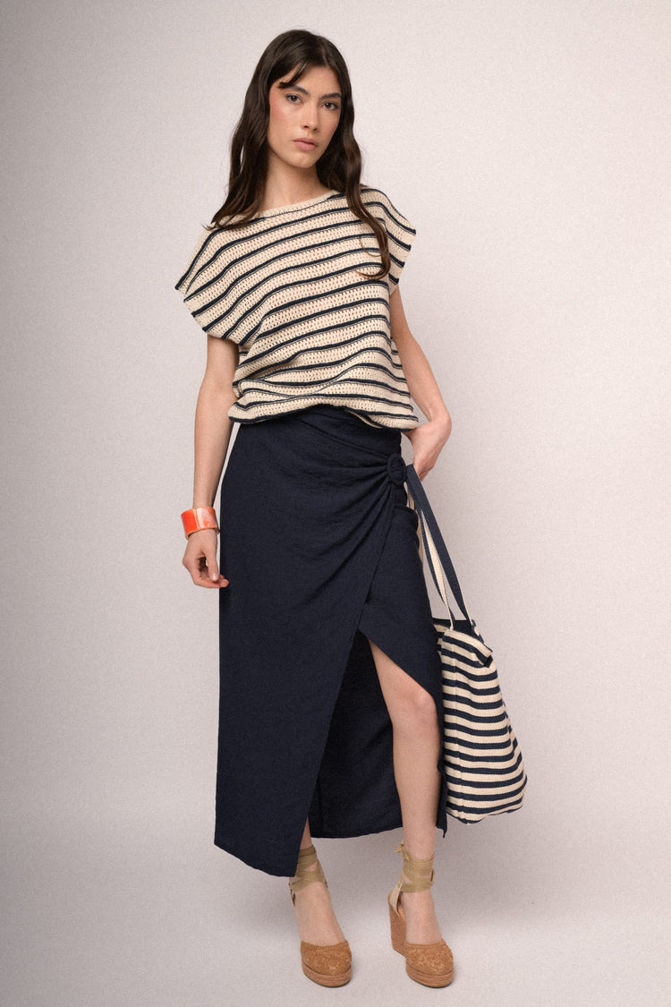 Top a righe blu e avorio in maglia crochet