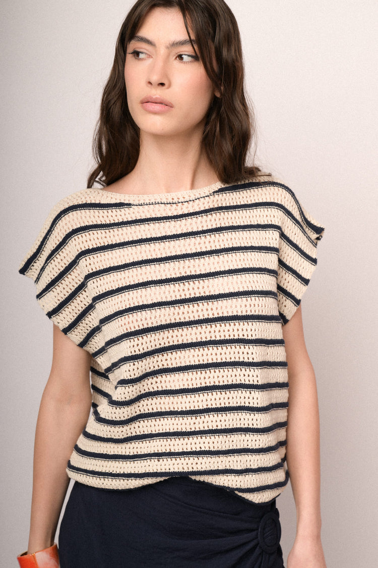 Top a righe blu e avorio in maglia crochet