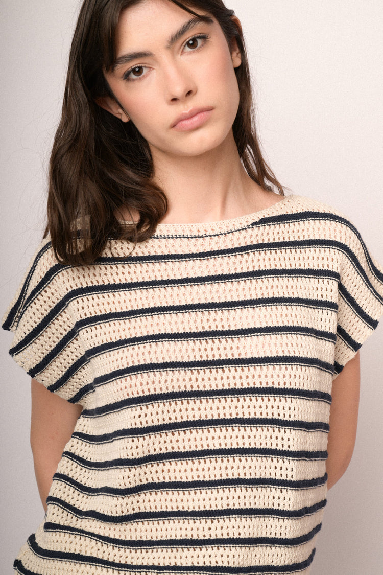 Top a righe blu e avorio in maglia crochet