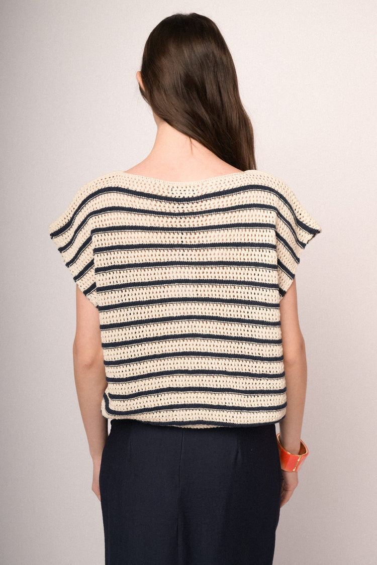Top a righe blu e avorio in maglia crochet
