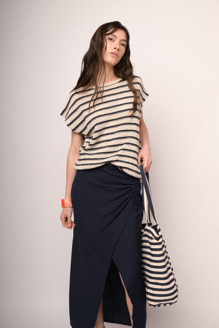 Top a righe blu e avorio in maglia crochet