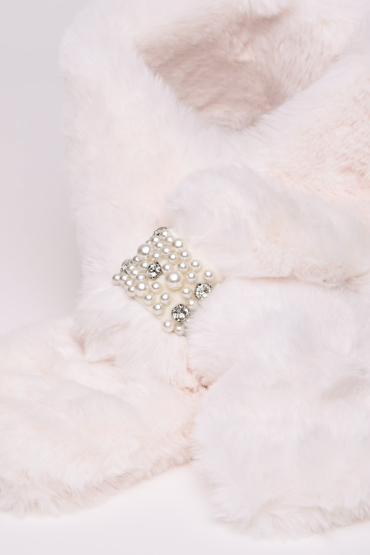 Sciarpa in faux fur con anello-gioiello
